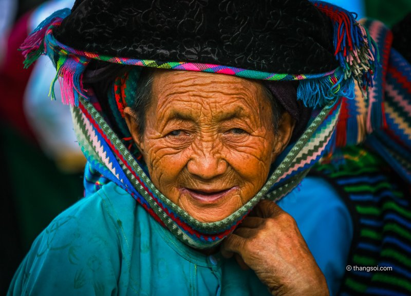 Bà lão người Mông