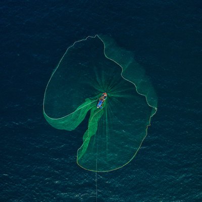 Hình ảnh chụp từ trên cao cho thấy hoạt động đánh cá bằng lưới cỡm truyền thống trên biển Phú Yên. Toàn cảnh tạo cảm giác yên bình và thể hiện nét đẹp văn hoá nghề biển Việt Nam.