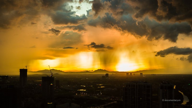 Hoàng hôn trong cơn mưa