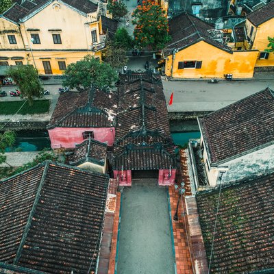 Hình ảnh chụp toàn cảnh trên cao khu phố cổ Hội An với các mái ngói truyền thống và các toà nhà màu vàng đặc trưng. Cảnh vật mang lại cảm giác yên bình và truyền thống đậm nét văn hoá Việt Nam.