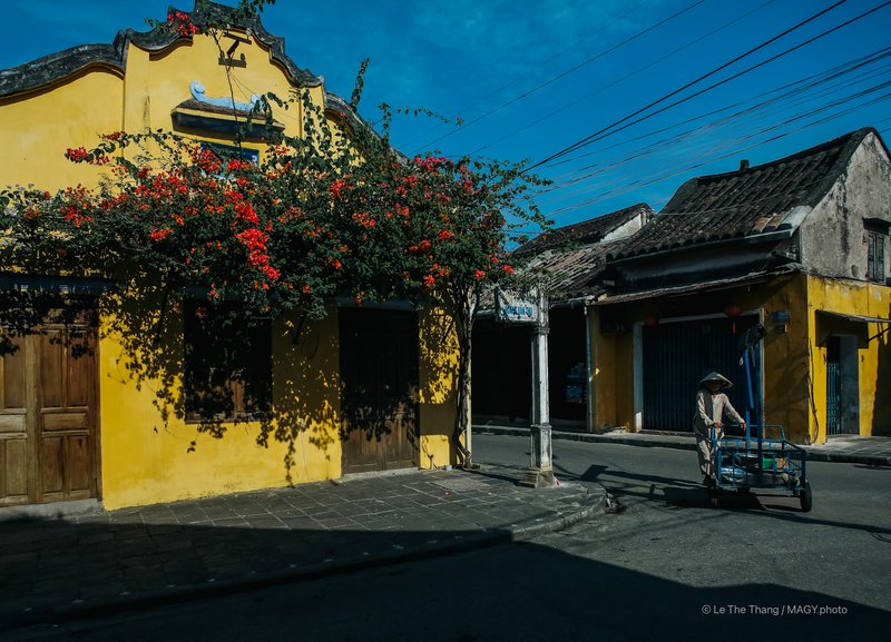 Phố cổ sáng sớm