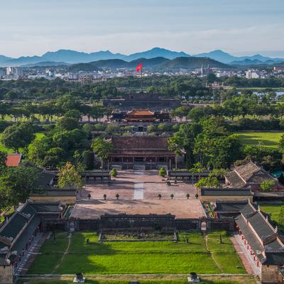Ảnh chụp toàn cảnh trên không của Hoàng Thành Huế với kiến trúc cổ kính và cây xanh bao quanh. Toàn cảnh mang lại cảm giác yên bình và trang nghiêm của di sản văn hoá miền Trung Việt Nam.