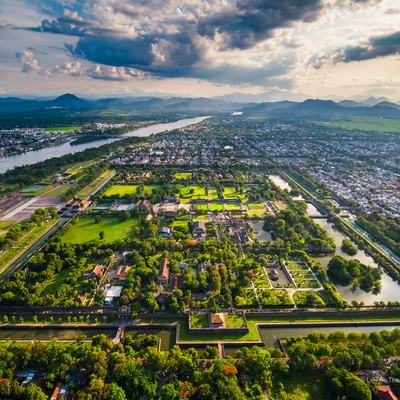 Ảnh chụp toàn cảnh trên cao của Hoàng Thành Huế, với kiến trúc cổ kính và hệ thống kênh rạch bao quanh. Khung cảnh mang lại cảm giác yên bình và trang nghiêm giữa thành phố hiện đại.