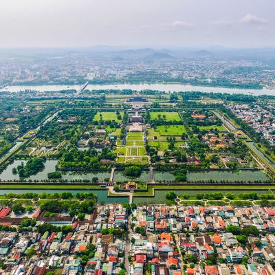 Ảnh chụp toàn cảnh trên không của Hoàng Thành Huế với ánh sáng tự nhiên rõ nét, thể hiện kiến trúc và cây xanh bao quanh hào nước. Toàn cảnh mang lại cảm giác yên bình và tôn nghiêm của một di tích lịch sử cố đô miền Trung Việt Nam.