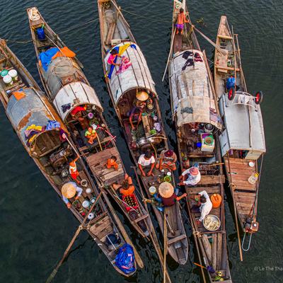 Bức ảnh chụp từ trên cao cho thấy nhóm ngư dân trên các chiếc thuyền nhỏ trên phá Tam Giang vào buổi sáng sớm. Cảnh tượng mang lại cảm giác bình yên và gắn kết cộng đồng truyền thống miền Trung Việt Nam.