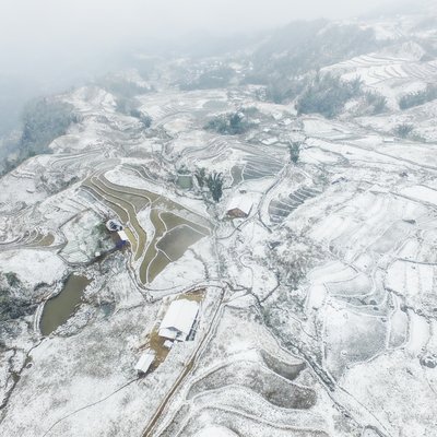 Hình ảnh chụp từ trên cao cho thấy cảnh ruộng bậc thang phủ tuyết trắng ở vùng cao nguyên Sapa. Khung cảnh mang lại cảm giác yên bình và tĩnh lặng trong mùa đông sương mù.
