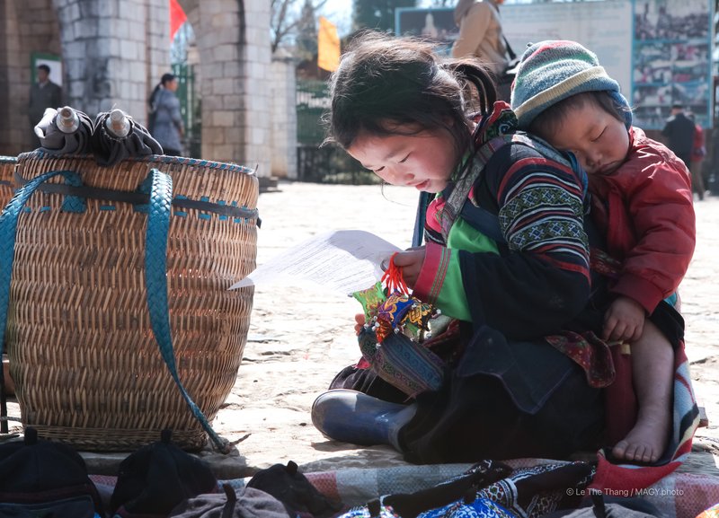 Địu em học chữ