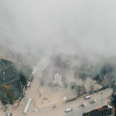 Ảnh chụp từ trên cao cho thấy thị trấn Sa Pa bao phủ trong lớp sương mù dày đặc. Khung cảnh tạo cảm giác huyền ảo và bí ẩn, gợi lên vẻ đẹp mơ màng của vùng cao nguyên Tây Bắc Việt Nam.