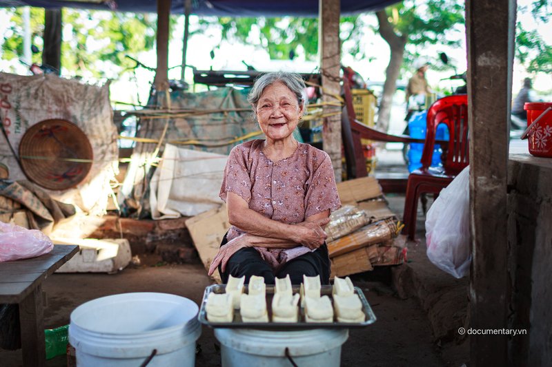 Bà lão bán đậu