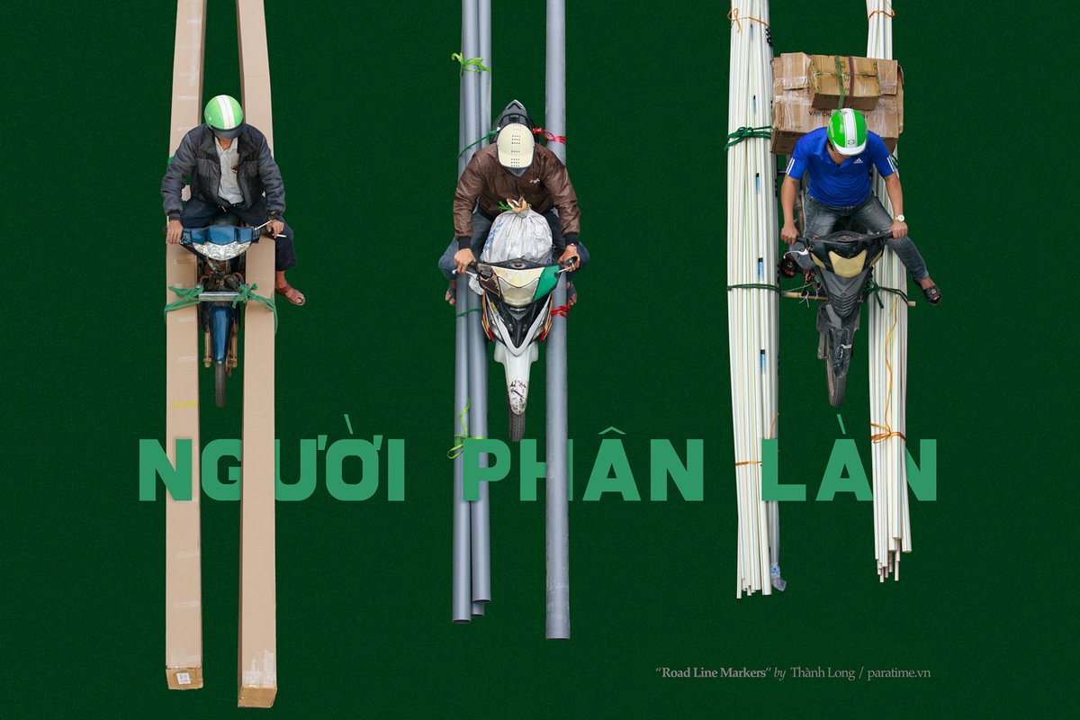 Bức ảnh chụp từ trên cao ba người đàn ông đang điều khiển xe máy chở hàng hoá dài trên đường phố thành phố. Hình ảnh thể hiện cuộc sống thực tế và nhịp sống vận chuyển hàng hoá trong đô thị một cách bình dị và yên bình.