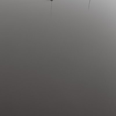 Bức ảnh chụp ba chiếc thuyền nhỏ trên mặt sông rộng lớn với tông màu đen trắng. Cảnh vật tạo cảm giác yên bình và tĩnh lặng, mang đến sự đơn giản và thanh thoát.