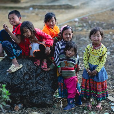 Bức ảnh chụp nhóm trẻ em ở một vùng nông thôn tại Mộc Châu, Sơn La. Hình ảnh toát lên sự bình dị và thân thiện trong cuộc sống hàng ngày của các em.
