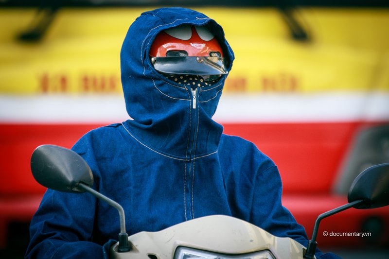 Phố đông vắng mặt người