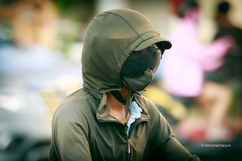 Phố đông vắng mặt người