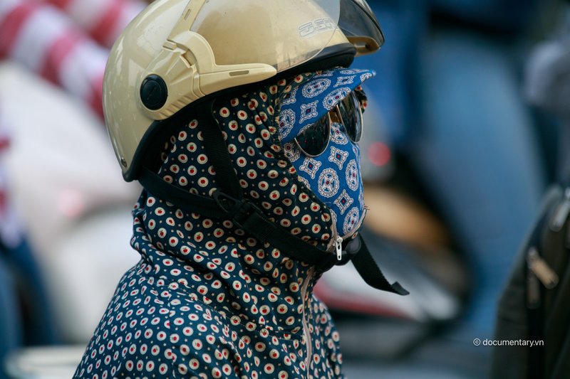 Phố đông vắng mặt người