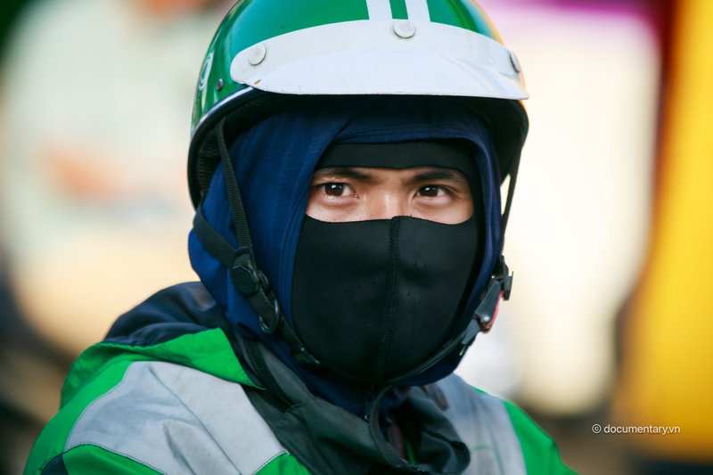 Phố đông vắng mặt người