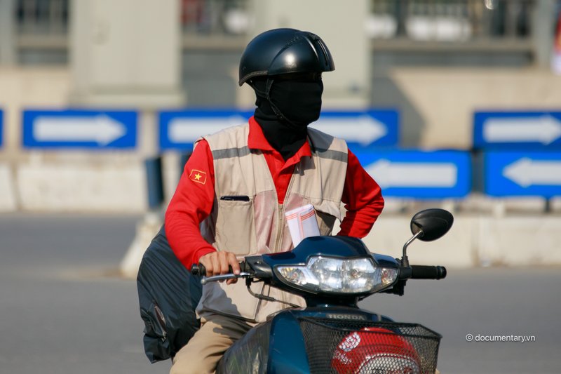 Phố đông vắng mặt người