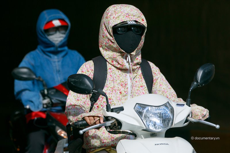 Phố đông vắng mặt người