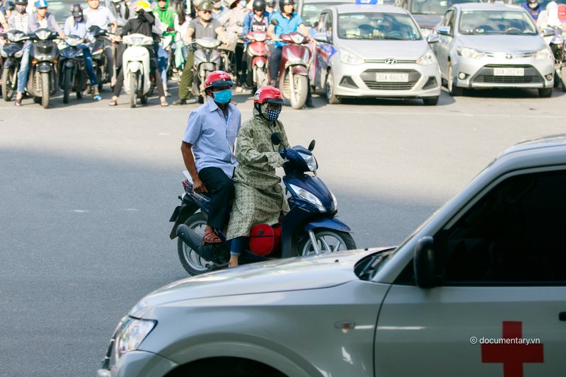 Phố đông vắng mặt người