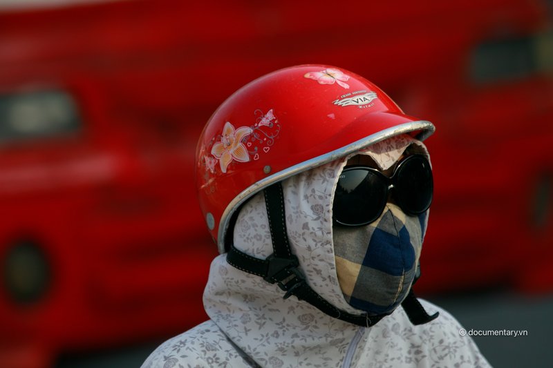 Phố đông vắng mặt người