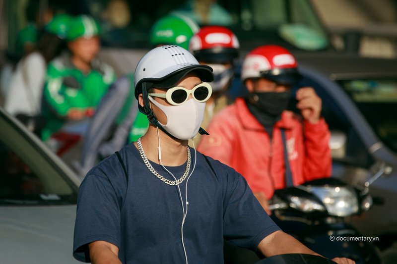 Phố đông vắng mặt người