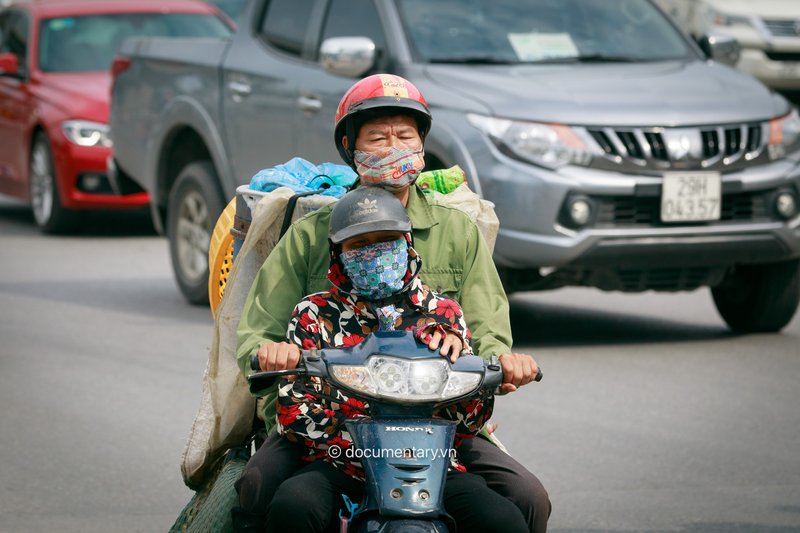 Phố đông vắng mặt người