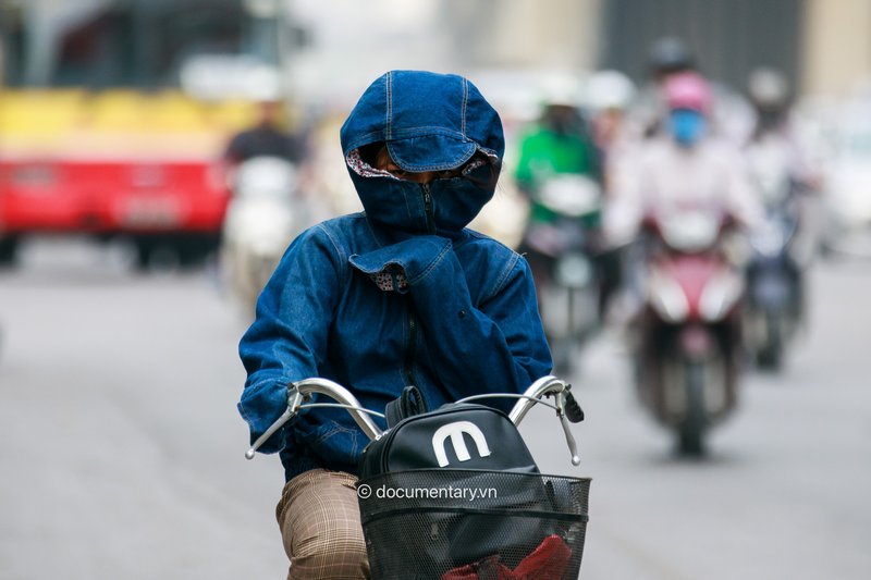 Phố đông vắng mặt người