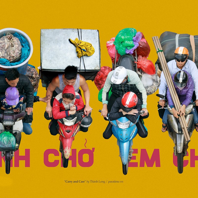 Bức ảnh chụp từ trên cao cho thấy một nhóm người đang đi xe máy chở hàng hoá và một cặp đôi trong bối cảnh đô thị với nền màu vàng nổi bật. Hình ảnh truyền tải cảm giác sống động và nhộn nhịp của cuộc sống đường phố Việt Nam.
