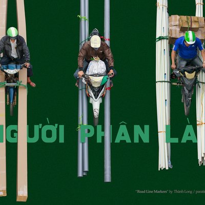 Bức ảnh chụp từ trên cao ba người đàn ông đang điều khiển xe máy chở hàng hoá dài trên đường phố thành phố. Hình ảnh thể hiện cuộc sống thực tế và nhịp sống vận chuyển hàng hoá trong đô thị một cách bình dị và yên bình.