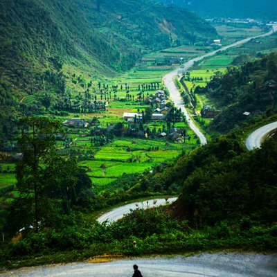 Người đi xe đạp trên đường đổ dốc quanh co ở Hà Giang, Việt Nam