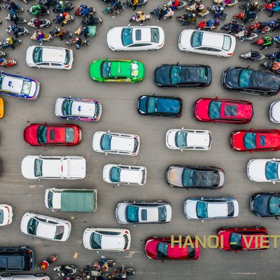 Giao thông đông đúc tại Hà Nội nhìn từ trên cao với nhiều xe máy và ô tô