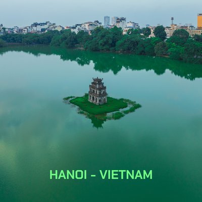 Toàn cảnh Hồ Hoàn Kiếm với Tháp Rùa nổi bật giữa hồ xanh ở Hà Nội