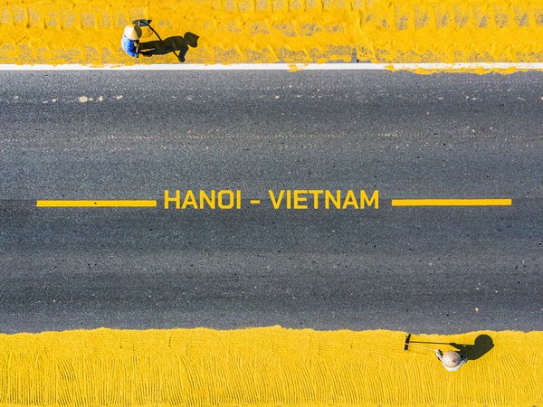 Phơi thóc trên đường nhựa ở Hà Nội, Việt Nam, chụp từ trên cao