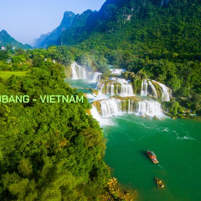 Toàn cảnh thác Bản Giốc với núi non và sông nước xanh mát tại Cao Bằng, Việt Nam