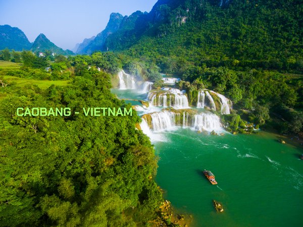 Toàn cảnh thác Bản Giốc với núi non và sông nước xanh mát tại Cao Bằng, Việt Nam