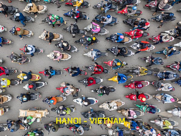 Hình ảnh trên cao của dòng xe máy đông đúc trên đường phố Hà Nội, Việt Nam.