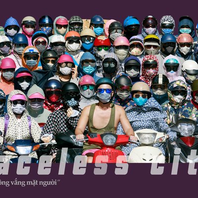 Bức ảnh chụp một nhóm đông người đeo khẩu trang, mũ bảo hiểm và kính râm, ngồi trên xe máy trong môi trường đô thị. Hình ảnh tạo cảm giác về sự đồng nhất và kín đáo trong cuộc sống hiện đại.